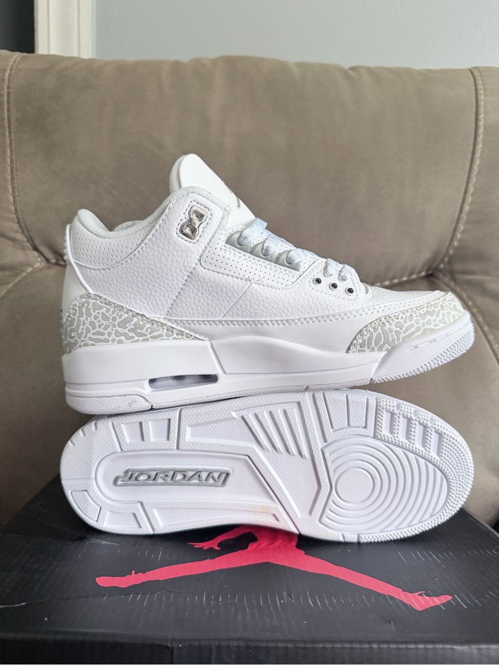 Nike White Low-Top Sneakers with Subtle Gray Accents - Picture 3 of 5